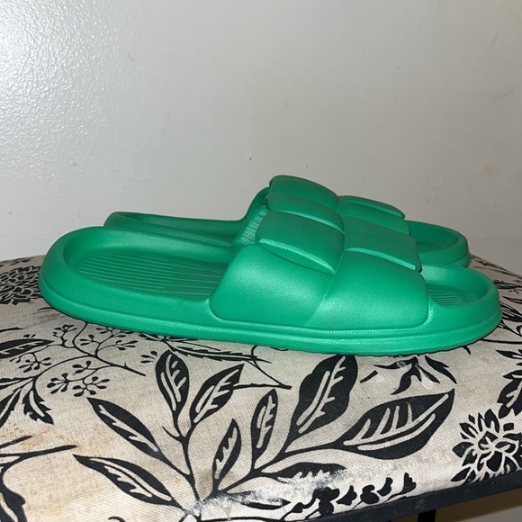 EVA Foam Slide Lite Brick Pattern Lucky Green New - Picture 2 of 14